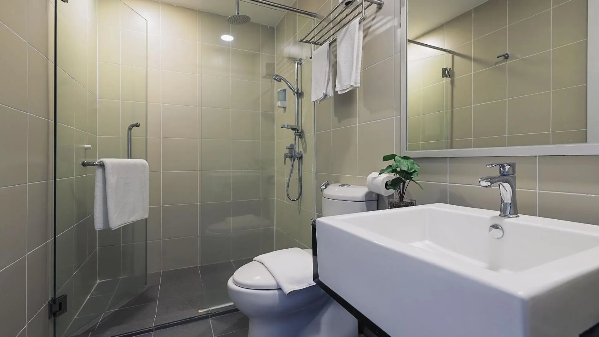 Polaris Suite Kota Kinabalu 0*,  Malezja