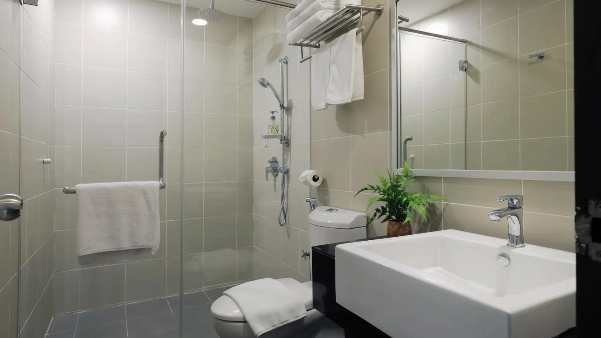 Polaris Suite Kota Kinabalu 0*,